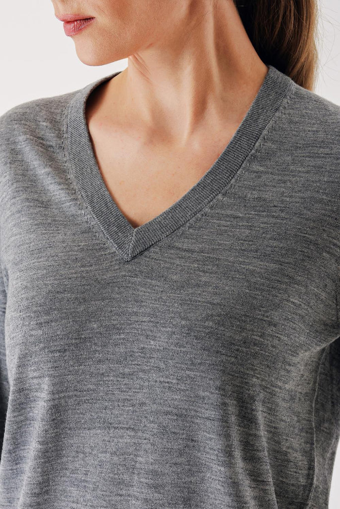 Gray V-neck wool knit sweater 28868